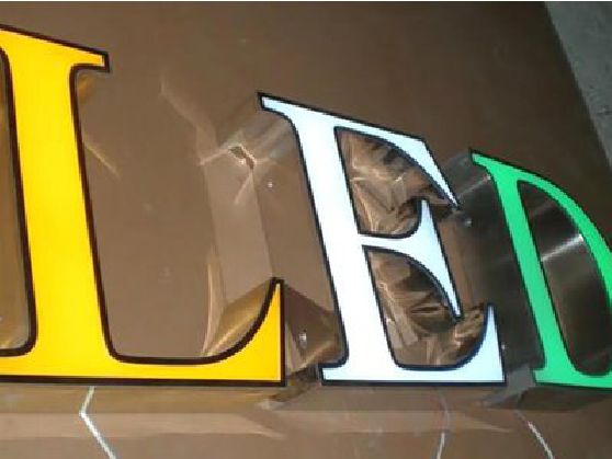 玉山介绍LED招牌的基础知识。